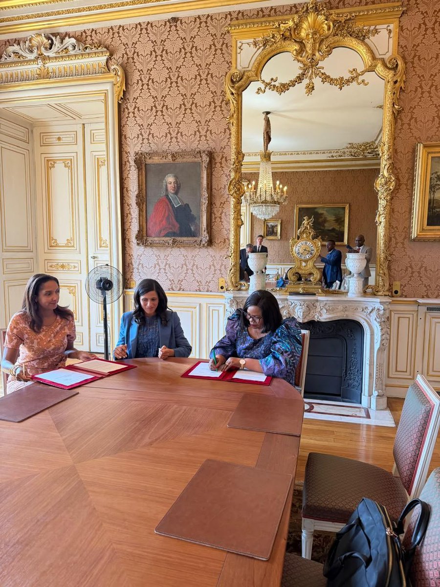 medd_nec's tweet photo. COMMUNIQUÉ DE PRESSE

Signature d’un protocole d’accord entre la République démocratique du Congo et la France pour la préservation des forêts naturelles et le développement durable. 
@fonaredd
@papypalata https://t.co/VprVhzatNY