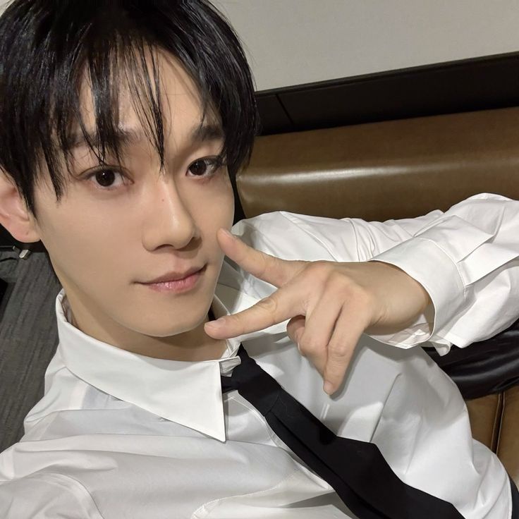 byeonhaesseo's tweet photo. Known as a father of two and a member of EXO, Chen was so busy, he barely got to spend time with his family, usually spending his time performing... Right after his concert, he went straight to the bathroom to get his back blown out by a white fan he's been hooking up in secret https://t.co/76uwEeHXaQ