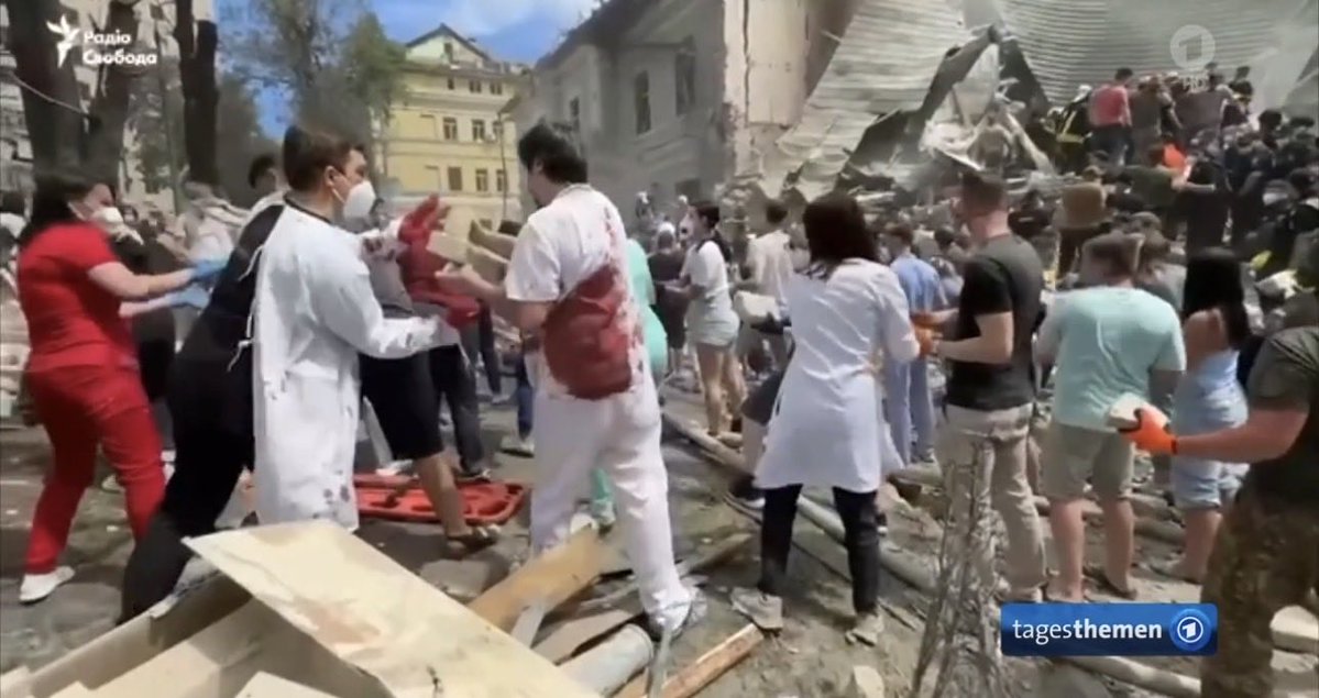 Grund_gesetzt's tweet photo. Bevor solche ganz offensichtlich vor Greenscreen gestellten und mit KI augmentierten Bilder in der Tagesschau gesendet werden, wurden sie durch

1. Mindestens zwei Nachrichtenredakteuren
2. dem Chef vom Dienst (CvD)
3. einem Korrespondenten
4. einem Cutter
5. einem Bildredakteur
gesichtet.

Alles Profis.
Alle sehen ohne Zweifel, dass es sich um Fake-Material handelt.

Jeder einzelne betreibt wissentlich Kriegspropaganda.

Denkt mal darüber nach, Mitarbeiter der ARD-Sendeanstalten, was das bedeutet.