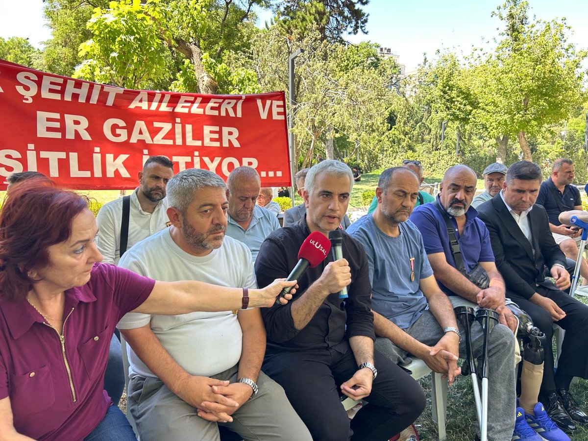 vatanpartisi06's tweet photo. Genel Başkan Yardımcımız ve Ankara İl Başkanımız Utku Reyhan ve parti heyetimiz, Er Şehit Aileleri ve Er Gazilerin Emsal Statü Özlük hakları için başlattığı eylemi ziyaret etti. 

Bu vatan için Gazi olmuş askerlerimize insan onuruna yakışır bir hayat sunmak devletin görevidir. https://t.co/HKb5t7zBYD