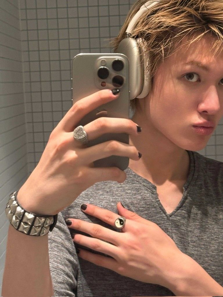 Hoonifiey's tweet photo. JJu's type were too specific... to the point that we all know exactly who it is

"Foreigner, Expensive Taste, Alot of brands in their clothes, Pretty Tall, Longhair, Charming, Attractive, Charismatic, Looks like a trouble, A Bad Boy vibes with Metal accessories "

Wrap it up Mr Ed