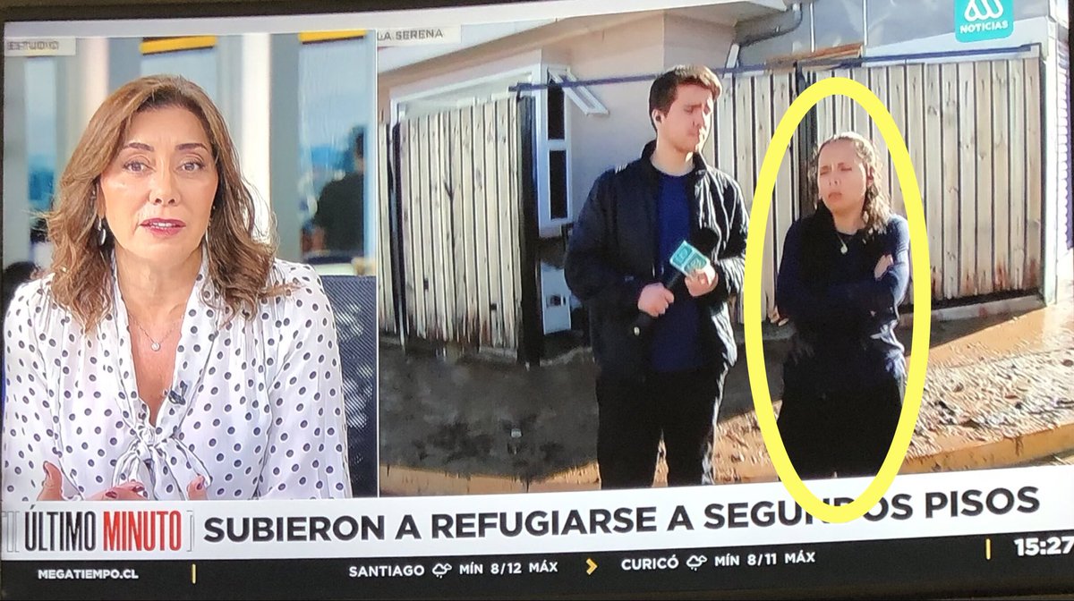 CataVelascoK's tweet photo. Esta Sra pregunta ¿por qué “los milicos” no estaban fuera de su casa antes que comenzara la emergencia,para evitar inundaciones?Que alguien le avise,que la inmobiliaria es la responsable del servicio post venta de su casa y que la prioridad de las FFAA es evacuar a gente aislada. https://t.co/6TcsOp9MKU
