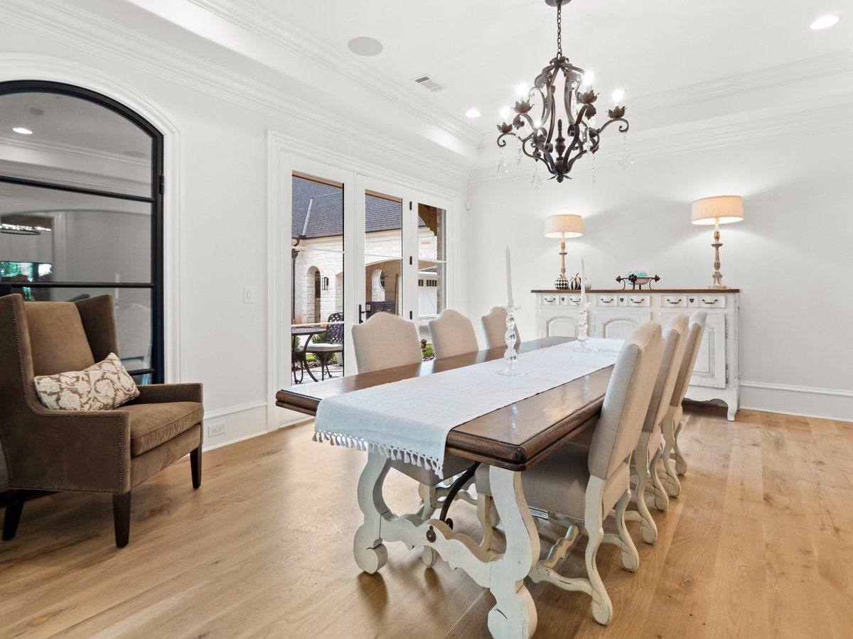Marshall_Veal's tweet photo. Homeowners are embracing defined rooms again for better function and easier decorating. #diningroom #formaldiningroom #homedesigntrends #interiordesigntrends #customhome #customhomebuilder #remodeling #atlantabuilder https://t.co/7DZsW1uh2a