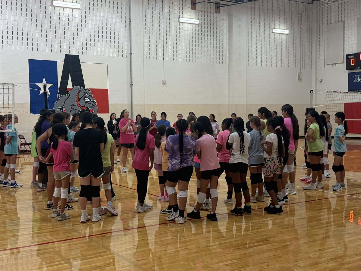 MsLeighaB's tweet photo. Day 1 of Volleyball Camp with the Dawgs🏐❤️🐾 @k_goodman13 @AustinBulldogVB #NeonDay https://t.co/GS7pk6r0Sv
