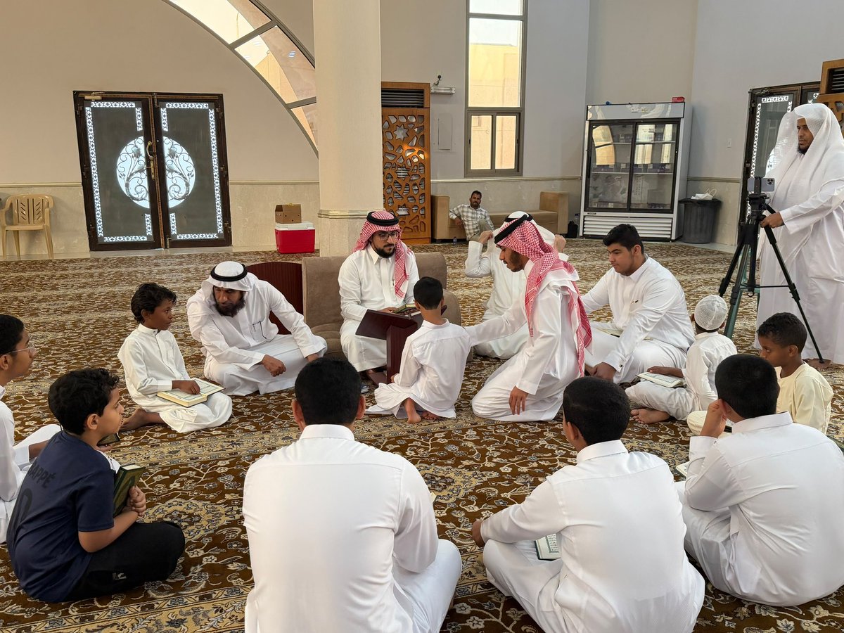 quranahsa's tweet photo. ضمن الزيارات الميدانية للحلقات القرآنية الصيفية للعام 1448هـ، قام المدير التنفيذي للجمعية الدكتور سليمان بن إبراهيم الحصين، يرافقه مدير إدارة الشؤون التعليمية الدكتور محمد عطران ورئيس الإشراف التعليمي بقطاع الهفوف الأستاذ أحمد الماص، بزيارة لمجمّع حلقات أسيد بن حضير -رضي الله عنه- ببلدة الجشة اليوم الثلاثاء 07 صفر 1448هـ.

واطّلع الوفد خلال الزيارة على سير الحلقات، ومستوى الحضور والتفاعل الطلابي، وجهود المعلمين في تعليم كتاب الله تعالى ومراجعته.