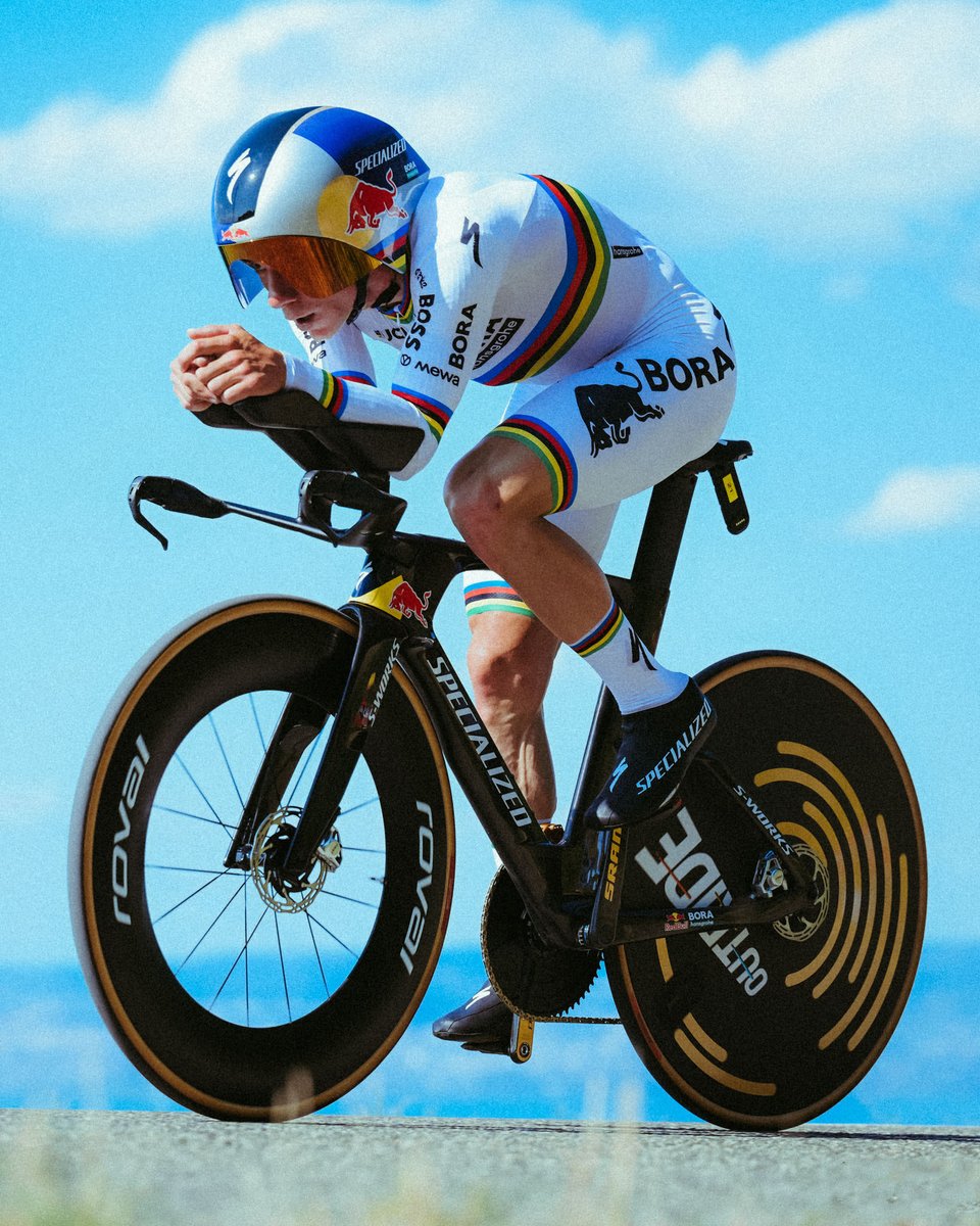 EvenepoelRemco's tweet photo. Back-to-Back.🤩🪽🥇🚀🌈

Mixed feelings. Super proud to take the win on the Belgian National Day but also very gutted for Lipo, wishing him all strength and a speedy recovery. 🇧🇪

Seeing my wife and family gave me an extra boost to fly.😍🔥 https://t.co/9Jp0kNJSj0