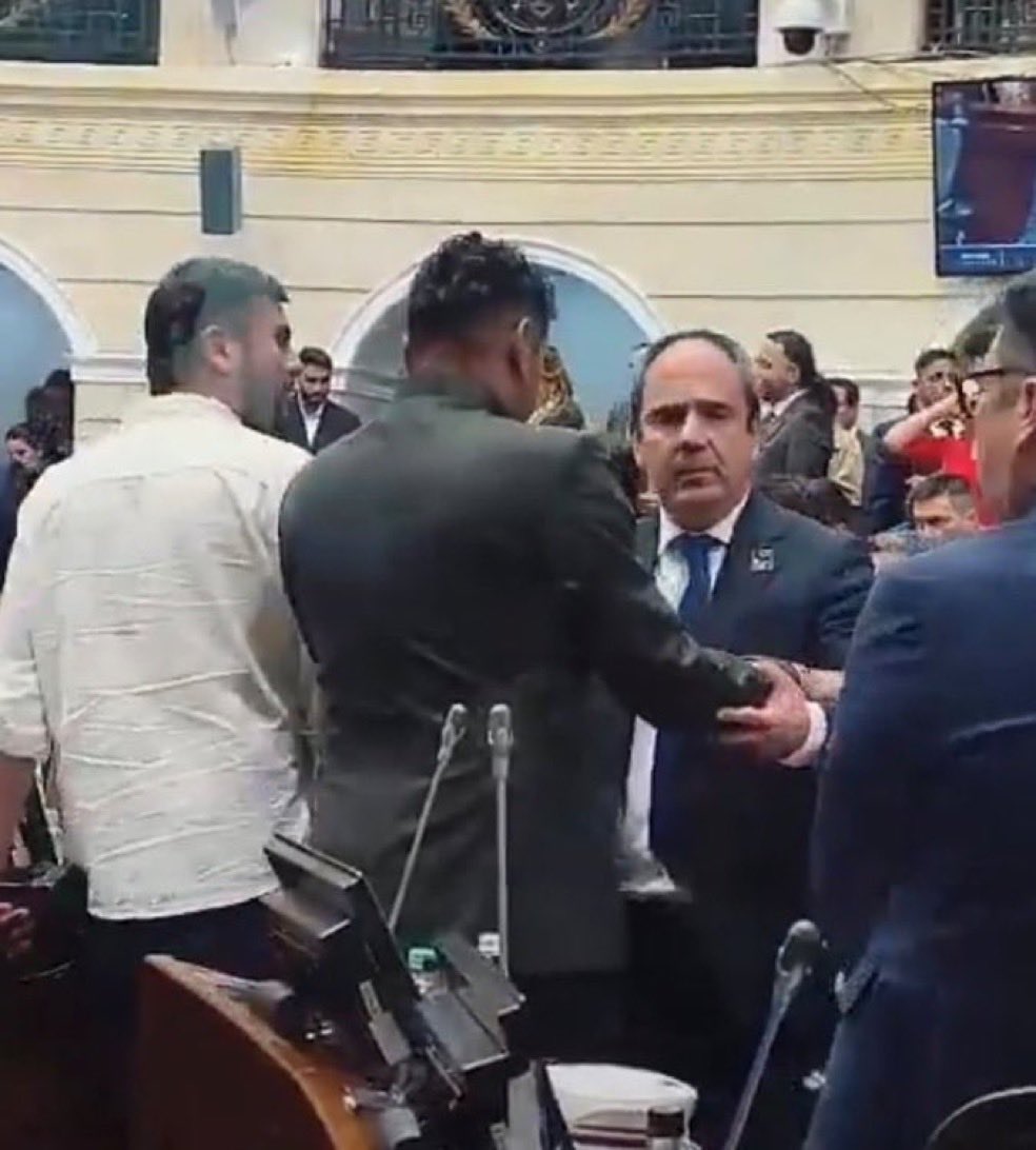 QMiguelmoreno's tweet photo. @GabrielJVallejo @Leti_Ariza @CeDemocratico Hay que ser y parecer.   Una imagen vale más que mil palabras.  Aquí van dos de otras más https://t.co/aWHtnafsIx