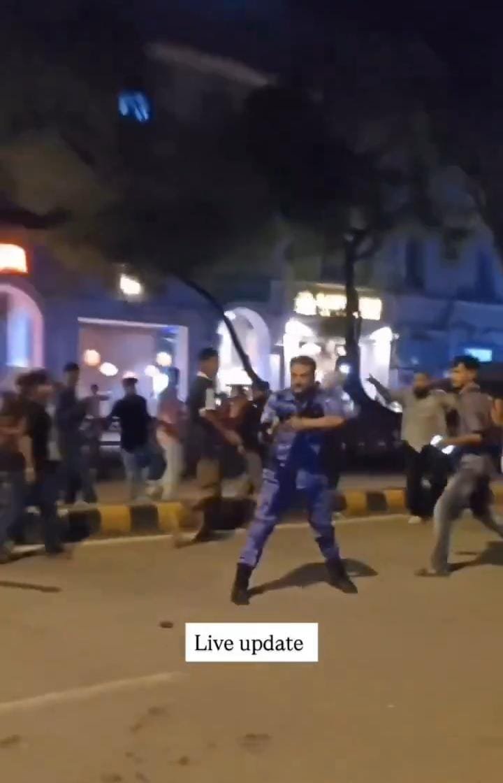 Mohsin_o2's tweet photo. Indian forces once again point guns directly at protesters in Delhi.

Tensions are escalating in the Indian Capital as protests get violent. https://t.co/0ZILChHv0J