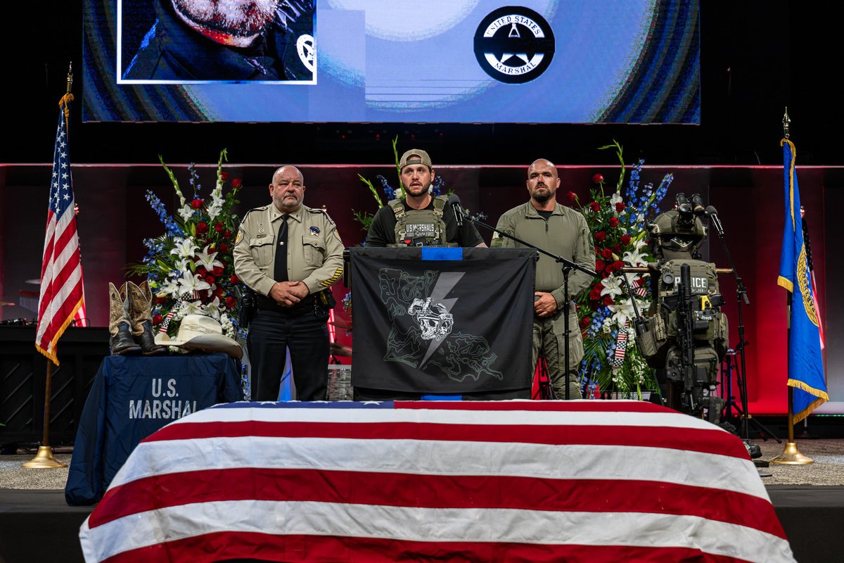 USMarshalsHQ's tweet photo. The U.S. Marshals Service honors Deputy U.S. Marshal Michael Andrew "Drew" Hanson at his funeral service in Alexandria, Louisiana. We remember his service, sacrifice, and unwavering commitment to duty. Our thoughts remain with his family, friends, and colleagues. https://t.co/EjHyyzSlQD