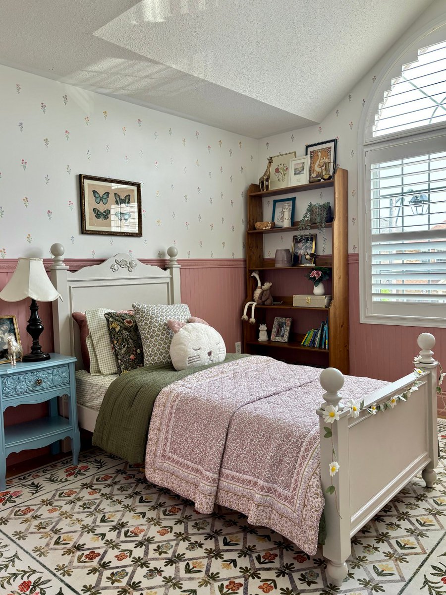 JHicks_HomePro's tweet photo. Mixing patterns is a huge trend, esp in vintage style homes. The rule to mix patterns is to have one focal pattern, whether it’s the largest scale or the brightest colors. Best Kitchen & Bath Remodeler#dogoodwork #kitchendesign #kitchen #bathroom #homeimprovement #home #remodel https://t.co/BfEOCxme38