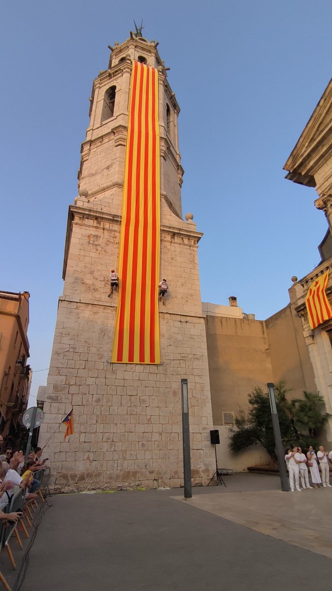 ajuntamentvng's tweet photo. @fmvng @5082011 @juanluisruizvng @Conximartinez_ @gerardllobet @CarlosRemacha El Cant de la Senyera, el Cant del poble i Els Segadors han estat la banda sonora d'aquesta hissada de la senyera que és un dels acte preludi de la Festa Major de Vilanova i la Geltrú https://t.co/nWz16jlnUB