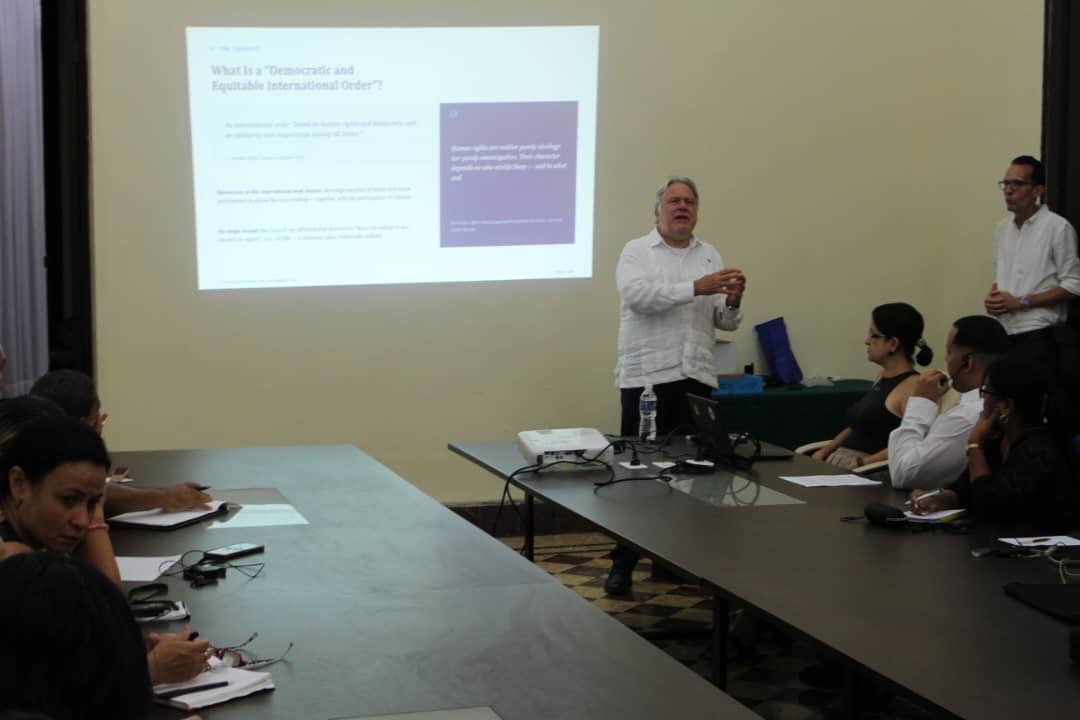 CubaMINREX's tweet photo. En el marco de su visita a Cuba, el Experto Independiente del @UN_HRC George Katrougalos, impartió una conferencia hoy en la Universidad de La Habana sobre los desafíos para construir un orden internacional democrático y equitativo. https://t.co/ZwBTct3cC9