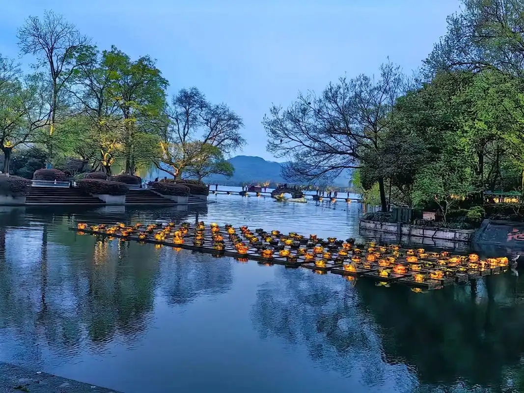 pusani1's tweet photo. The first full moon of Lunar New Year is here!  Wishing you sweet reunion moments and endless joy with your loved ones. #LanternFestival https://t.co/BffHsFq4GD