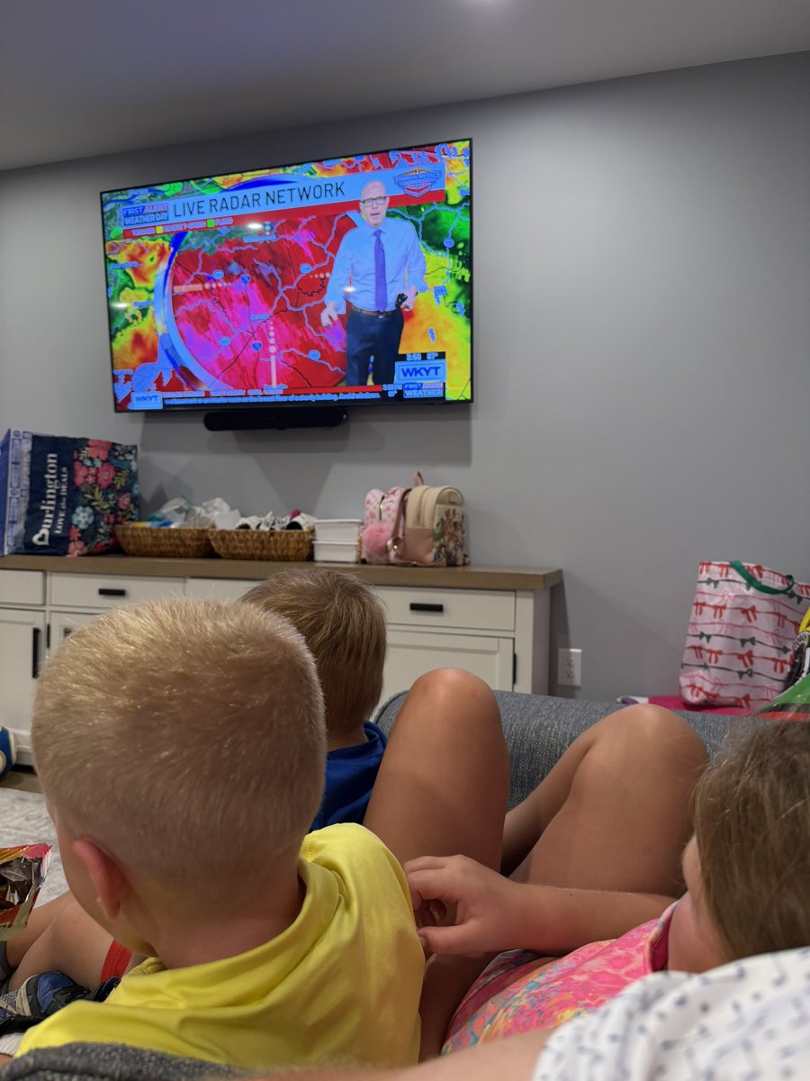 EvanCraneKY's tweet photo. Kids 🤝 @Kentuckyweather https://t.co/bzY08E2pu6