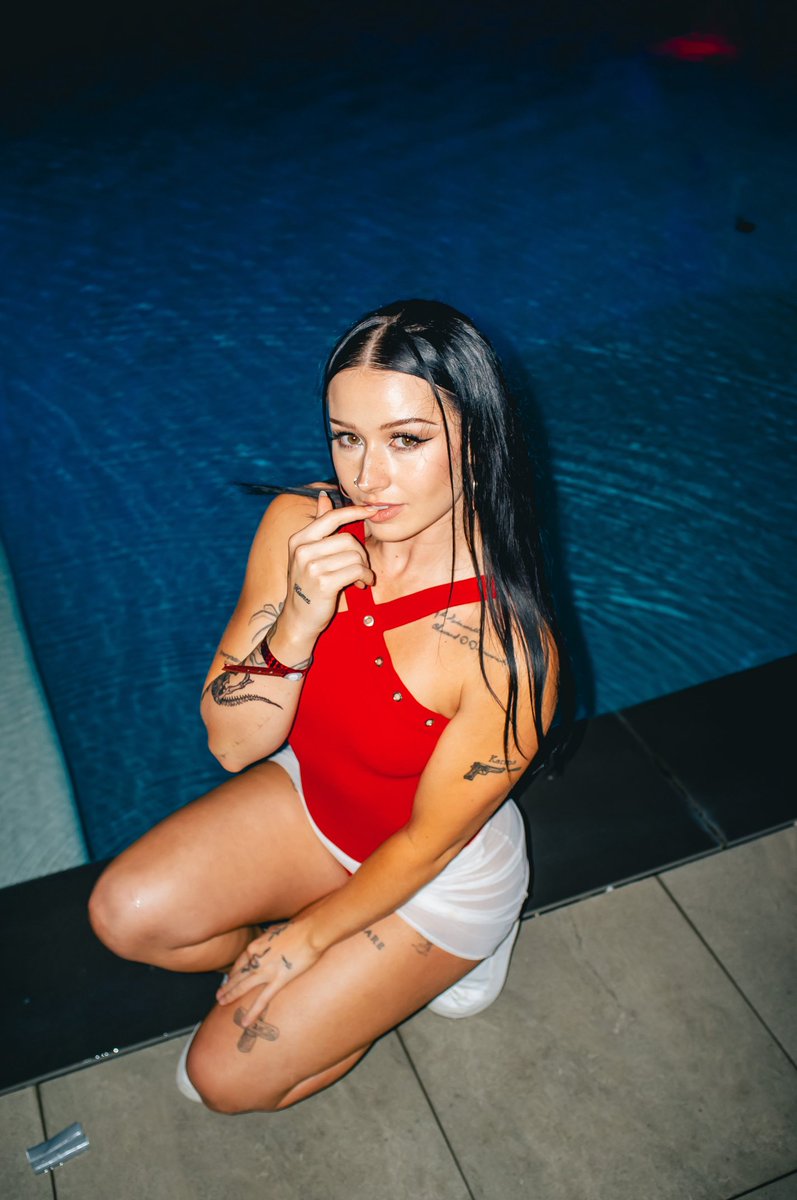 charlywilde_'s tweet photo. This is your reminder that I’m still your type ;) https://t.co/XoTgbTkVsU