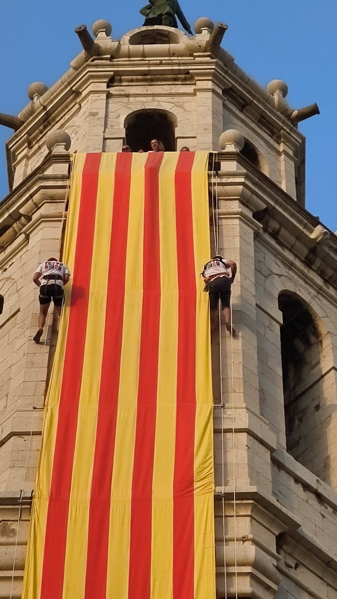 ajuntamentvng's tweet photo. La Senyera ja oneja al campanar de Sant Antoni.

Vilanova i la Geltrú ha celebrat un any més l'acte institucional d'hissada de la Senyera, un dels moments  solemnes i simbòlics de la Festa Major. #FestaMajorVNG https://t.co/2VBbk4eRdU