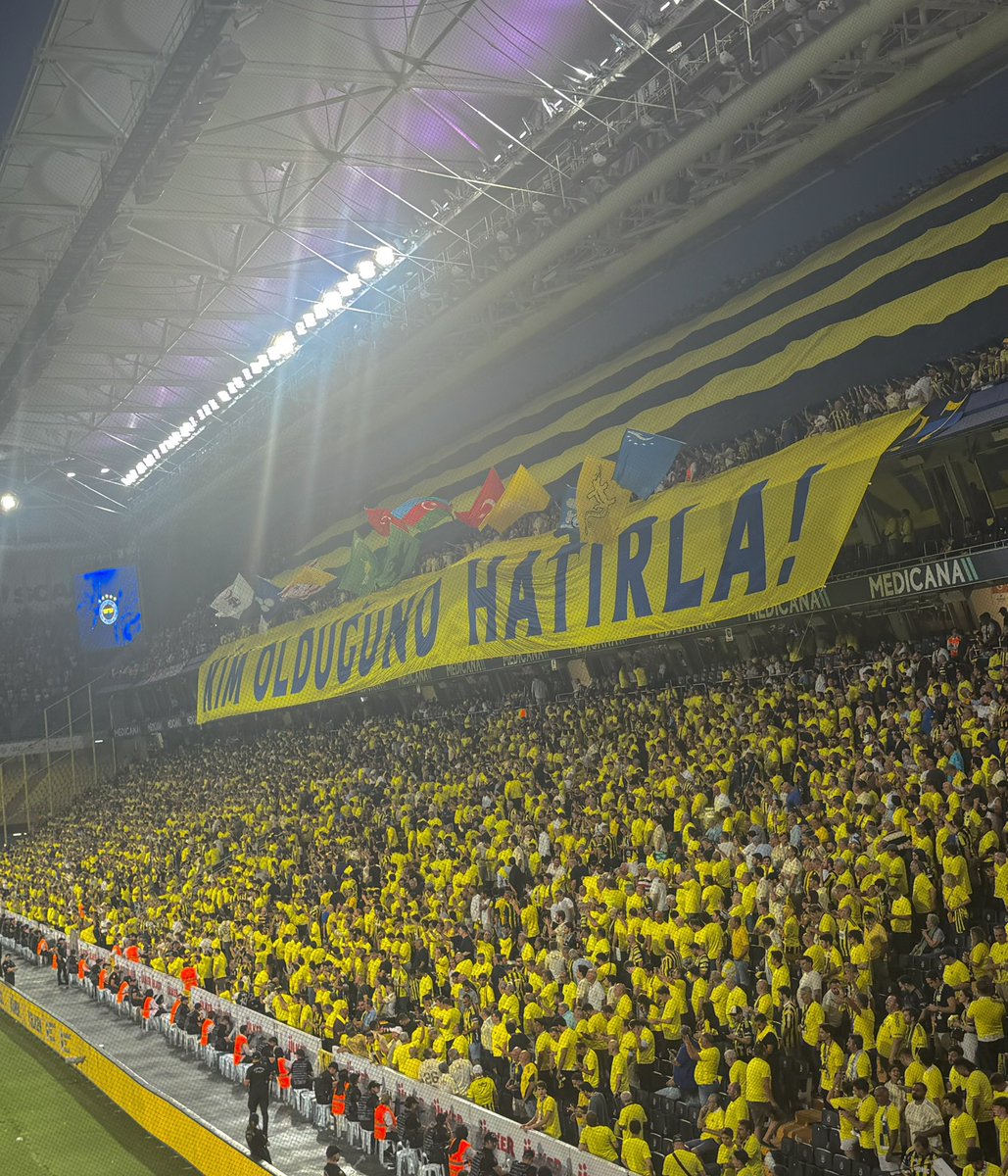fbkuliss's tweet photo. Şu sarı giyme işini oturtmamız lazım. Tribünlerde her çeşit renk var. Baksanıza şuraya muazzam gözüküyor. https://t.co/mrkGuQSEwj