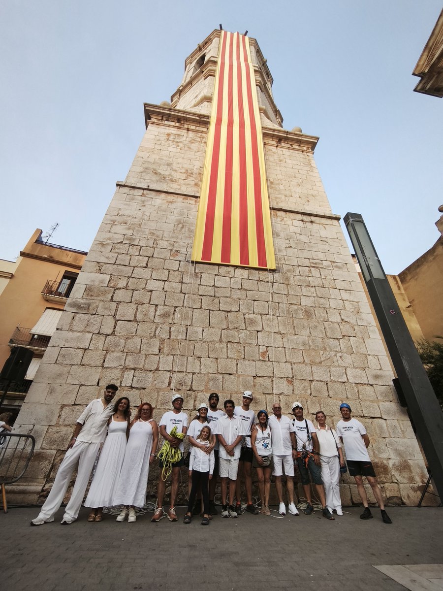 ajuntamentvng's tweet photo. @fmvng @5082011 @juanluisruizvng @Conximartinez_ @gerardllobet @CarlosRemacha El Cant de la Senyera, el Cant del poble i Els Segadors han estat la banda sonora d'aquesta hissada de la senyera que és un dels acte preludi de la Festa Major de Vilanova i la Geltrú https://t.co/nWz16jlnUB