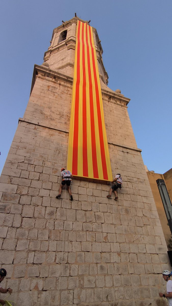 ajuntamentvng's tweet photo. @fmvng @5082011 @juanluisruizvng @Conximartinez_ @gerardllobet @CarlosRemacha El Cant de la Senyera, el Cant del poble i Els Segadors han estat la banda sonora d'aquesta hissada de la senyera que és un dels acte preludi de la Festa Major de Vilanova i la Geltrú https://t.co/nWz16jlnUB