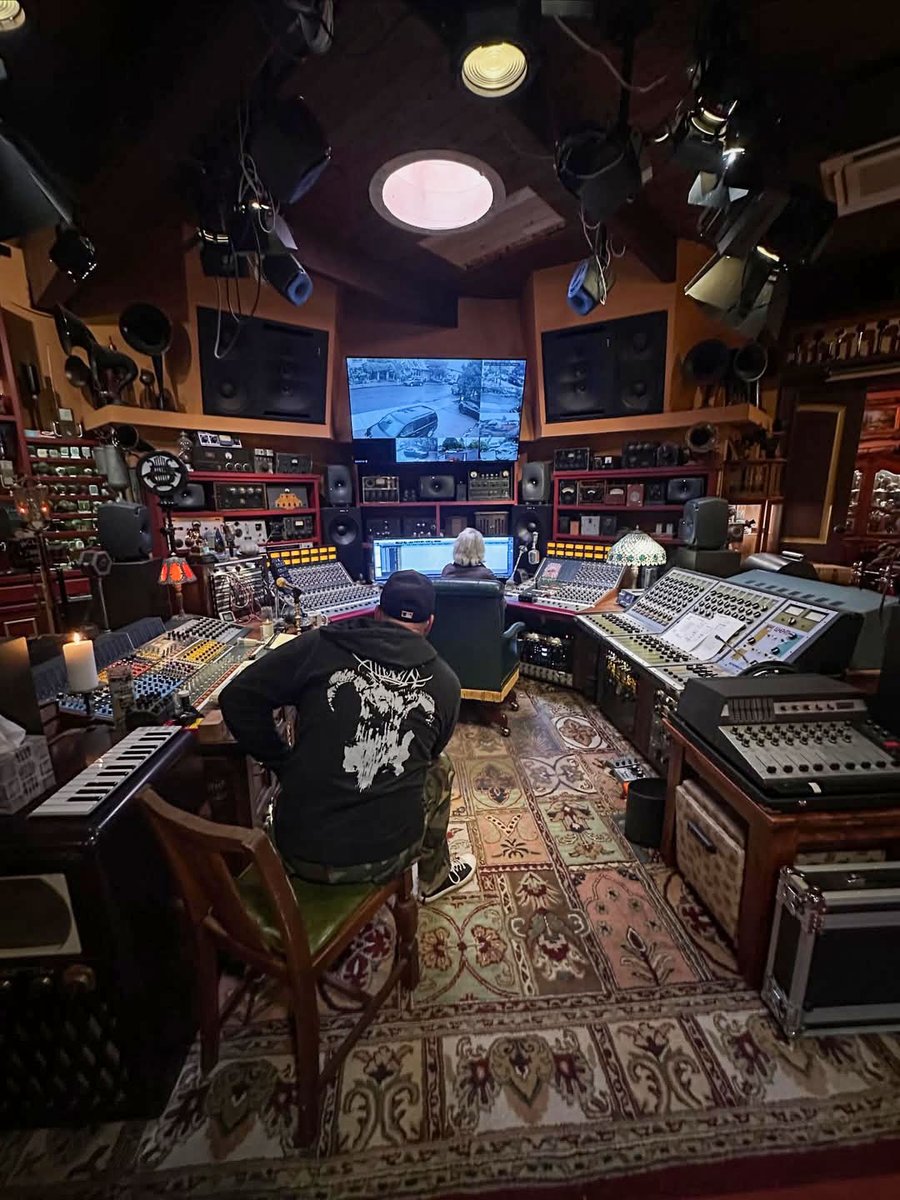 AvidProTools's tweet photo. 😍 Sylvia Massy's studio
📷 Mika Häkki
▶️ https://t.co/LNIgmkN0JV
#studiolife #musicproduction #daw #avidprotools #protools #avid #avidcreator https://t.co/jm3E9rH06L