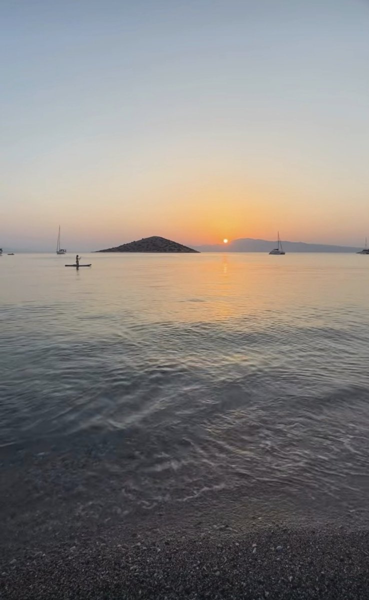 GeoZeus88's tweet photo. My sunset🌅🌊🎶 https://t.co/hpKNDhqs7p