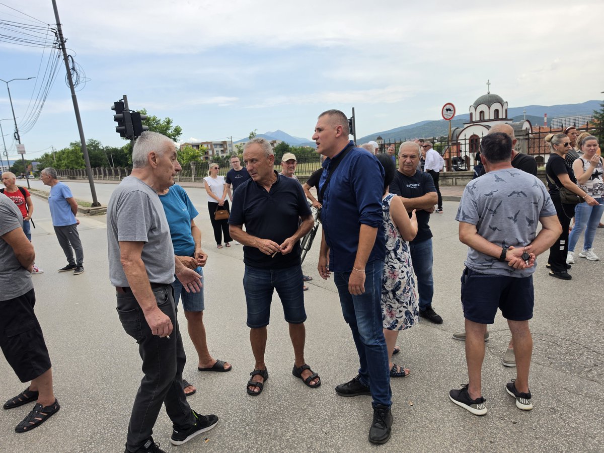 Miodrag_S's tweet photo. Danas sam pružio podršku meštanima Panteleja, Borske, Vinika, Kamenice i okolnih sela koji traže da se brza pruga izmesti van naseljenog gradskog područja.Razvoj ne sme da ugrožava živote ljudi. https://t.co/C0U0xUw9E7
