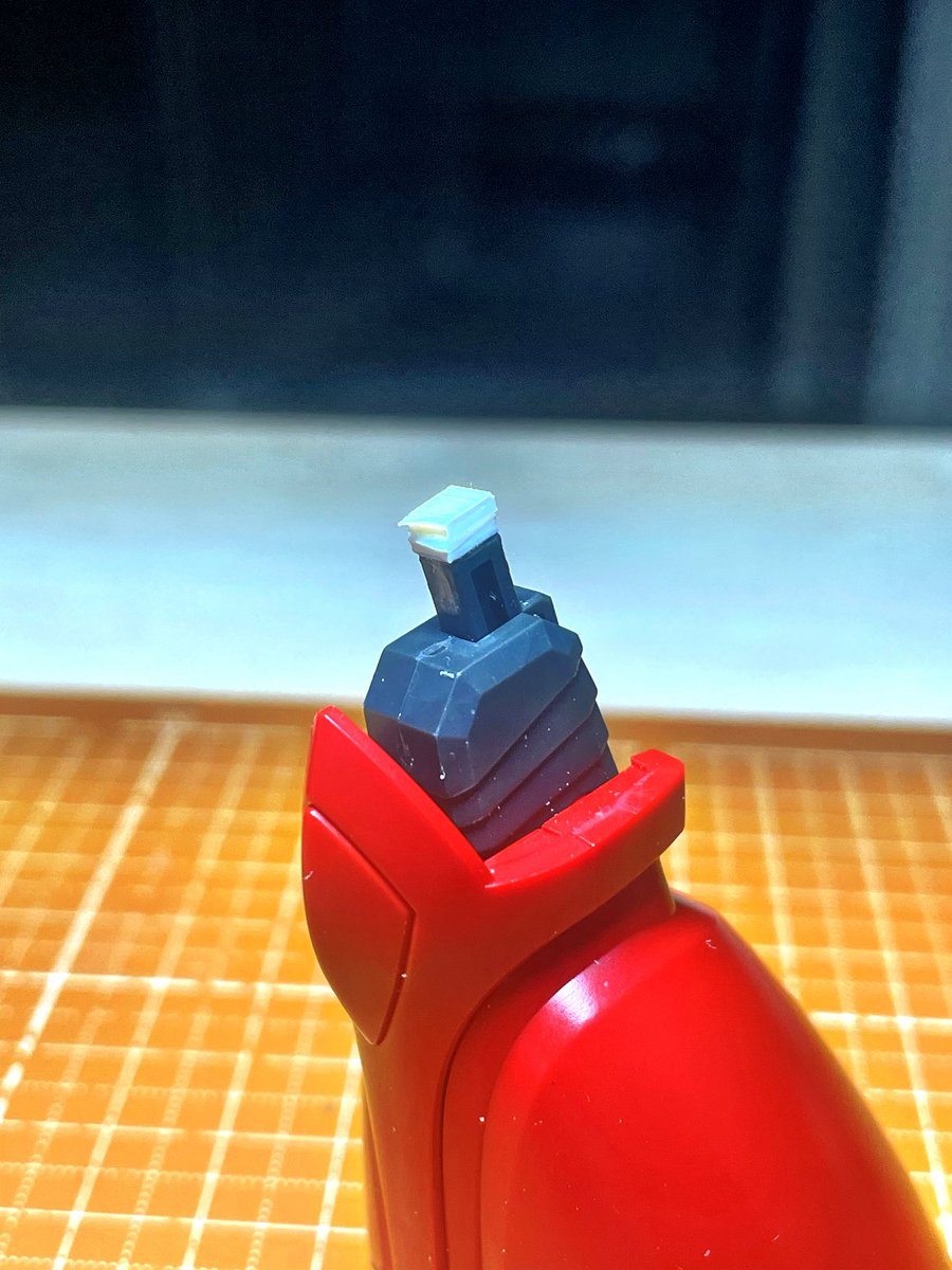 lenhakone's tweet photo. 足はまず膝パーツのダボを切り落とし後ハメ可能な状態にした後、接続部に1mmプラ板を2枚はっつけて2mm延長
次に足首のポリキャップの下に1mmプラ板を挟んで膝側と合わせて足全体を3mm延長 https://t.co/RSpsYLb3DB