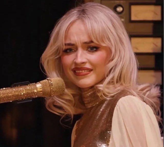 HouseofDAngelo's tweet photo. when the customer who’s only spending £5 starts talking crazy https://t.co/vjJp1yCHcB