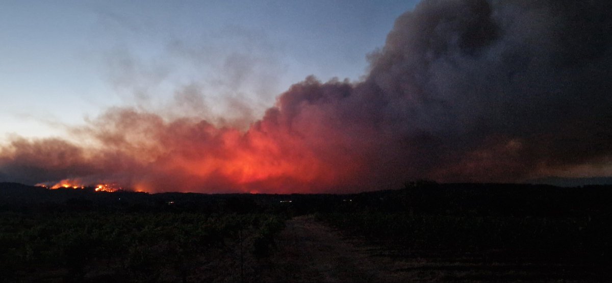 MeteoCotedAzur's tweet photo. 🔥🚒 #InfoIncendie 
21/06/2026 à 22h05 :  L’incendie de #Pontevès a déjà consumé près de 1 700 hectares de forêt en cette soirée. Un lourd bilan qui continue malheureusement de s’alourdir. Merci à Olivier Foucaud pour ce témoignage. 😢 https://t.co/iEyjB8SAd1