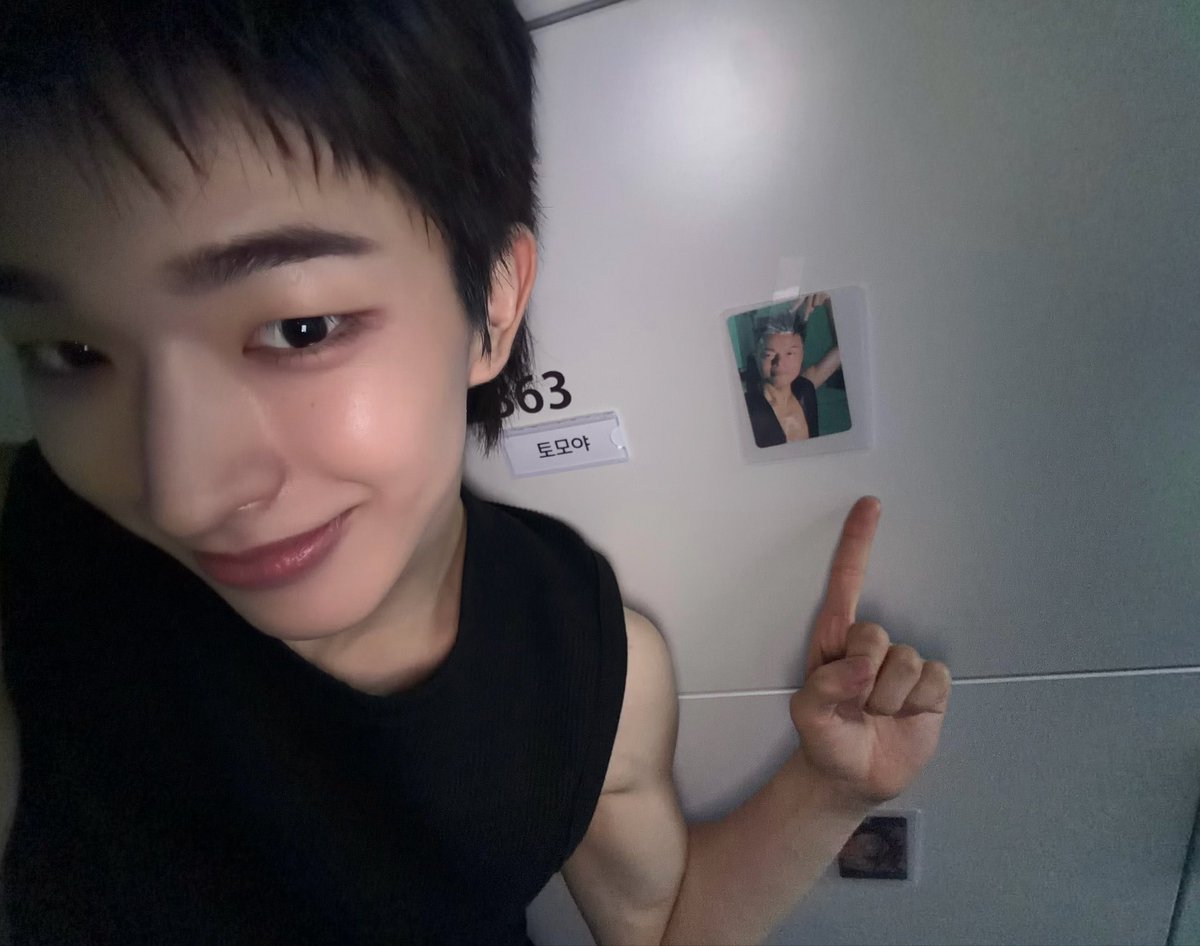 tomoyaful's tweet photo. tomoya on 🫧 said that he got a present for j.y park on his locker too 😭 tomoya even took selfie we got you main j.y park fan https://t.co/ZJU3N8GaTm
