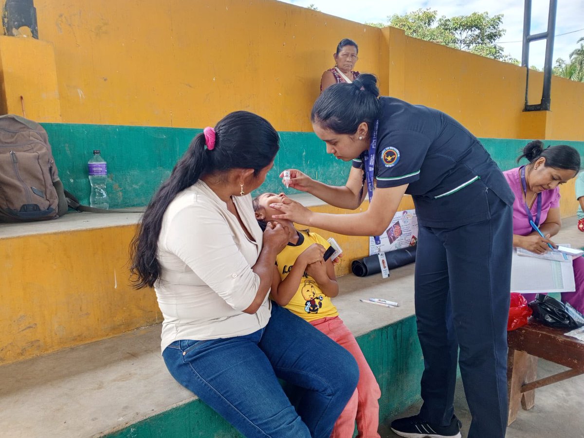 IESSNapo's tweet photo. #IESSteCuida | Llevamos a cabo una brigada médica y odontológica integral en beneficio de las familias de Tambayacu, junto a @Salud_Ec.

💉 Vacunación
🩸 Tamizaje de VIH y diabetes
🩺 Consulta médica general
🦷 Atención odontológica https://t.co/40YUo9IiB0