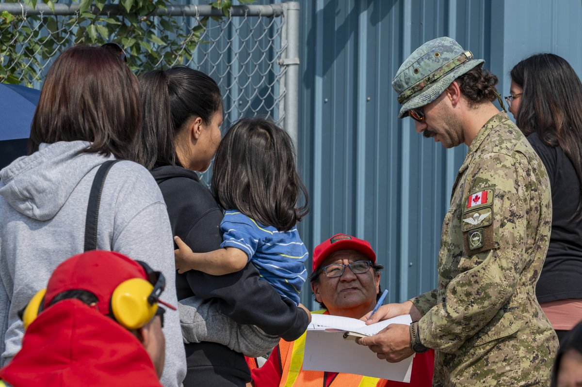 CJOC_COIC's tweet photo. The #CAF has concluded its response to wildfires around Eabametoong First Nation (Fort Hope), ON. 4x CC-130 aircraft flew 14 evacuation flights with support from other CAF members, including Canadian Rangers, moving more than 900 people to safety #OpLENTUS https://t.co/ZR5UAU0Bh5