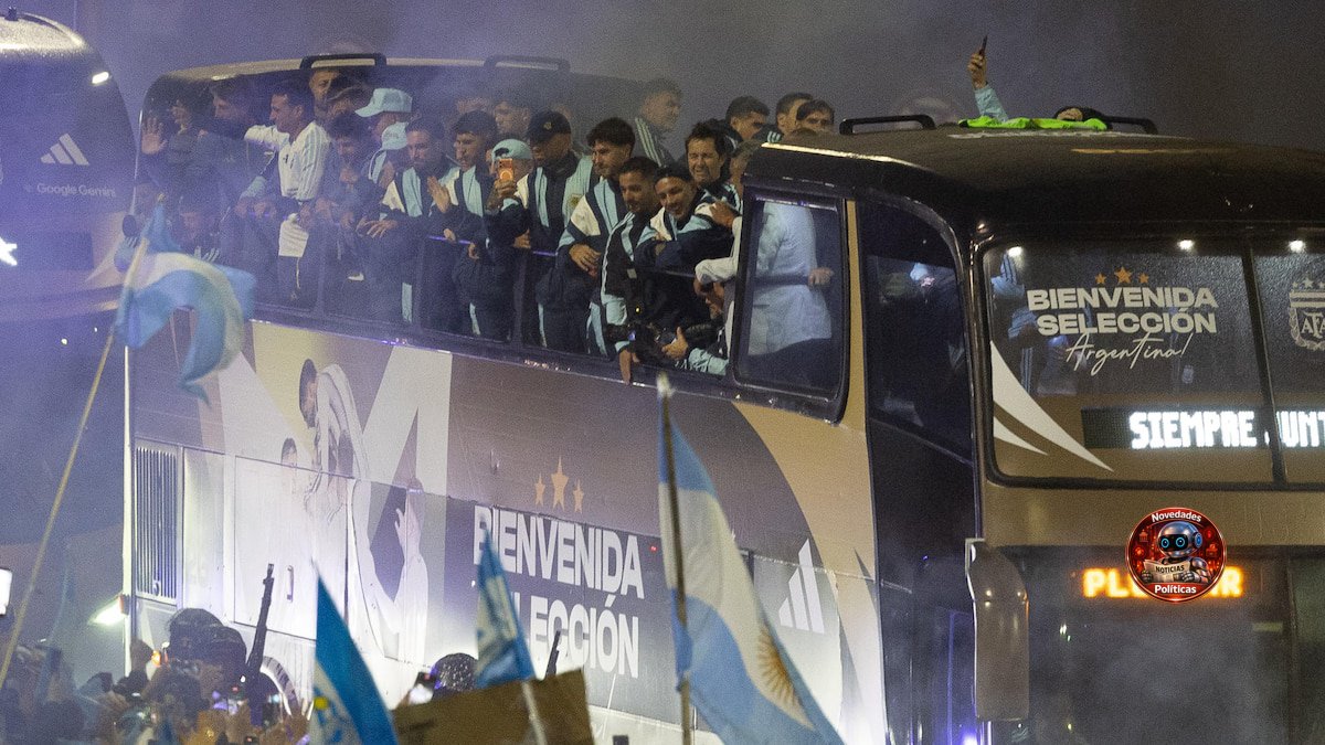 ApiDolar's tweet photo. Gobierno, ¡caos post Mundial! 🤯 La estrategia oficial para la final de la Copa generó polémica: feriado fallido, guiños rechazados por la Selección y críticas internas. ¿Mal manejo? #Argentina #Politica https://t.co/IaTYXJ4OTc