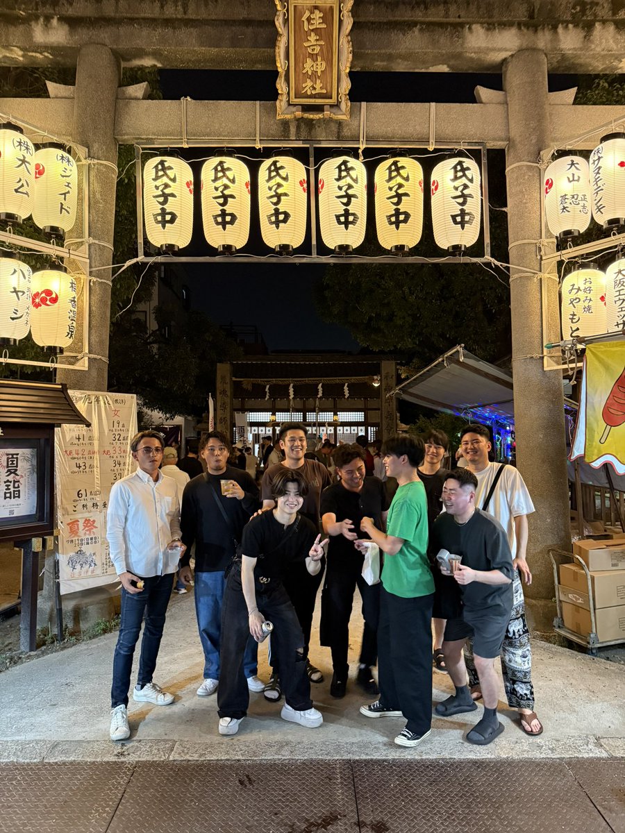 NEYMARJr1910's tweet photo. 地元のお祭り🔫
全員同い年やのにコンビニで自分だけ年齢確認された、、勘弁して🤦
みんなと写真撮りたかったから散らばってたけど集合させた（20分かかる）
3連休充実！ずっと大阪におりたい https://t.co/fsdxNRecJ7