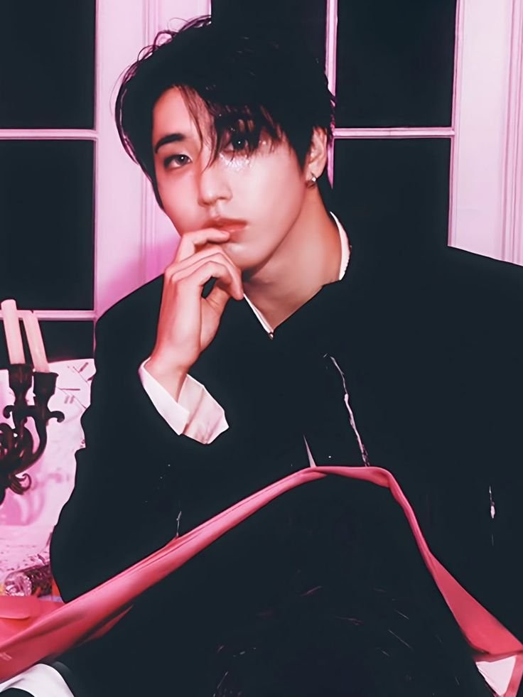SKZCrave's tweet photo. HAN fanbases have started trending tags:

HAN has six award nominations this year with zero promotion from JYPE.
Fans are left doing all the work while the company shows no effort.

JYP PROMOTE HAN FAIRLY 
#OneLabelPromoteHAN
#원레이블_한홍보해
@Stray_Kids https://t.co/3AAYfdFhKt