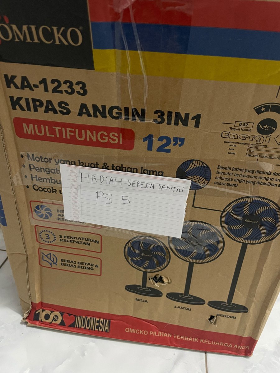 aril_piterpen1's tweet photo. bocil dapet hadiah ps5 seneng bgt😭😭🙏🙏 https://t.co/MWA7feg8fO