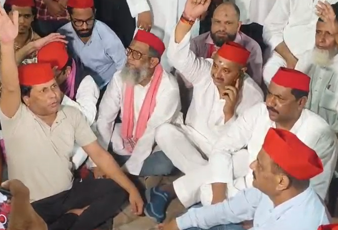 bstvlive's tweet photo. मुरादाबाद : सपा मुखिया अखिलेश यादव की गिरफ्तारी का विरोध

➡विरोध में समाजवादी पार्टी कार्यकर्ताओं का प्रदर्शन
➡जामा मस्जिद चौराहे पर सरकार के खिलाफ नारेबाजी

#Moradabad #SamajwadiParty #AkhileshYadav @samajwadiparty https://t.co/xAcGfmlw6E