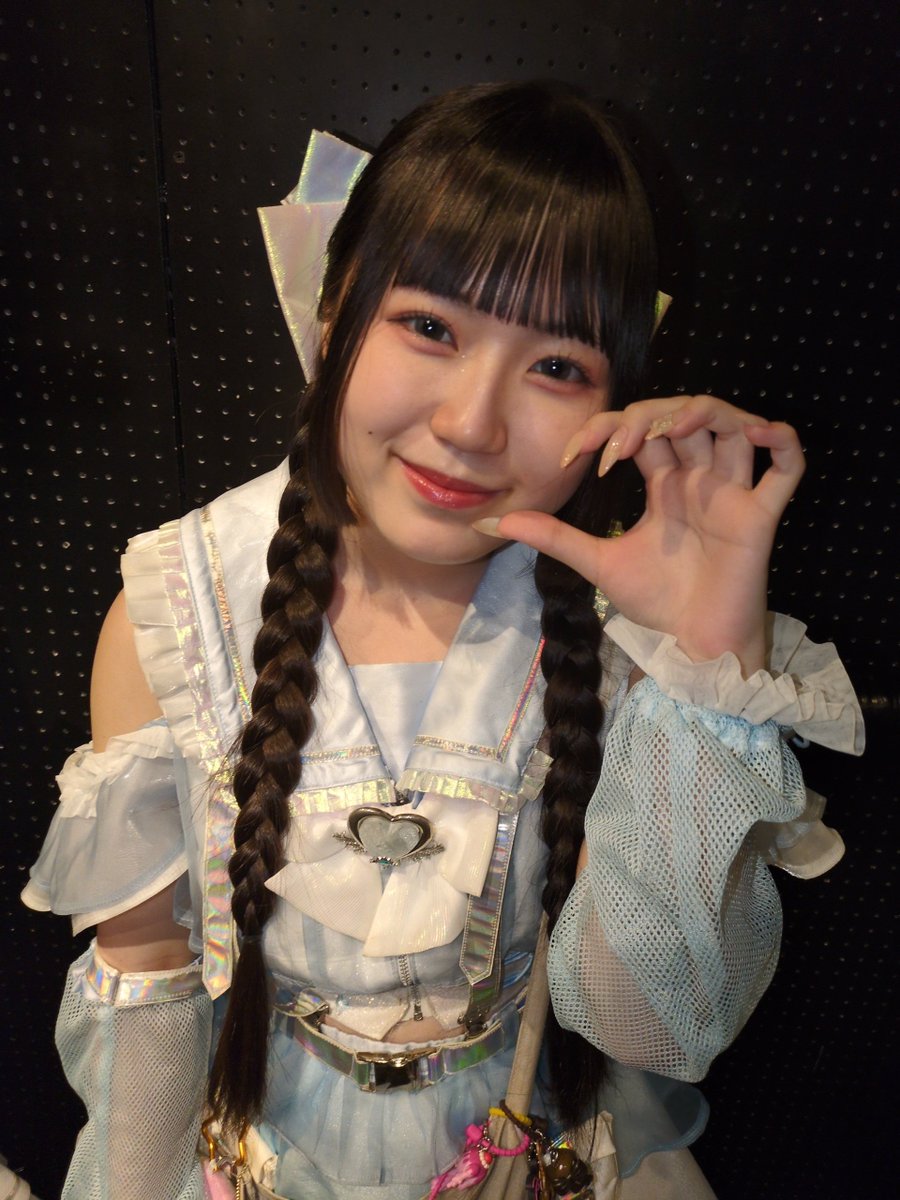 FK69479267's tweet photo. 福岡全曲の時は時間無くて特典会回れなかったけど、東京でも話せて嬉し(^^)
今日のライブも頑張ってね〜
#かわいいANNA https://t.co/8q024fpTP2