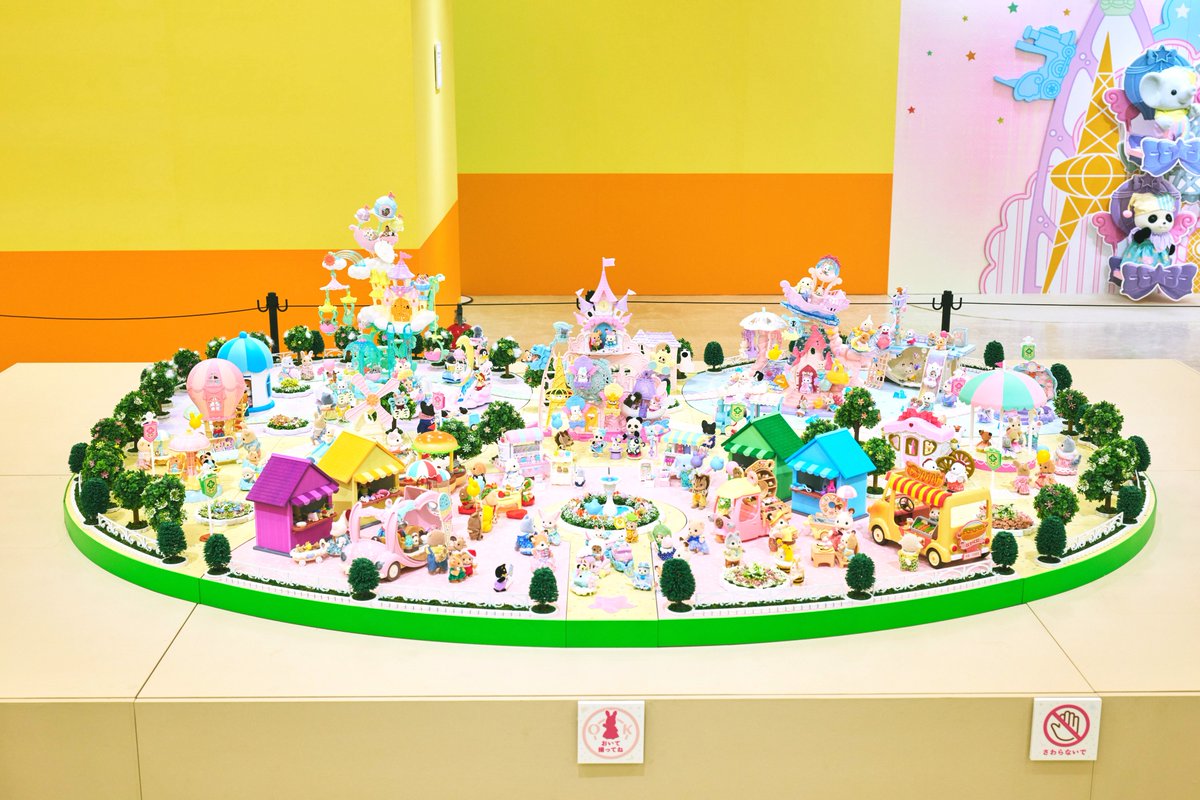SylvanianJP's tweet photo. 【大阪府】＼#シルバニアファミリー展40th 大阪会場／
阪急うめだ本店で開催決定🎉

◎シルバニアファミリー展40th 大阪会場◎
・開催期間： 9月9日(水)～9月28日(月)
・会場：阪急うめだ本店 9 階 阪急うめだギャラリー・アートステージ・ギャラリー横イベントスペース
・時間：10:00～20:00(最終入場19:00まで)
※9/28は10:00～17:00 (最終入場16:00まで)
※詳しくは、阪急うめだ本店 特設ページをご覧ください。

チケットは7月29日(水)10:00～販売スタート！
ぜひ遊びにきてくださいね✨

▽シルバニアファミリー展40thの公式WEBサイトはこちら▽
https://t.co/U9cL2amuFl

※写真は東京会場の様子です。

#シルバニアファミリー #シルバニア #シルバニア赤ちゃん #40周年 #シルバニア40周年 #大阪府