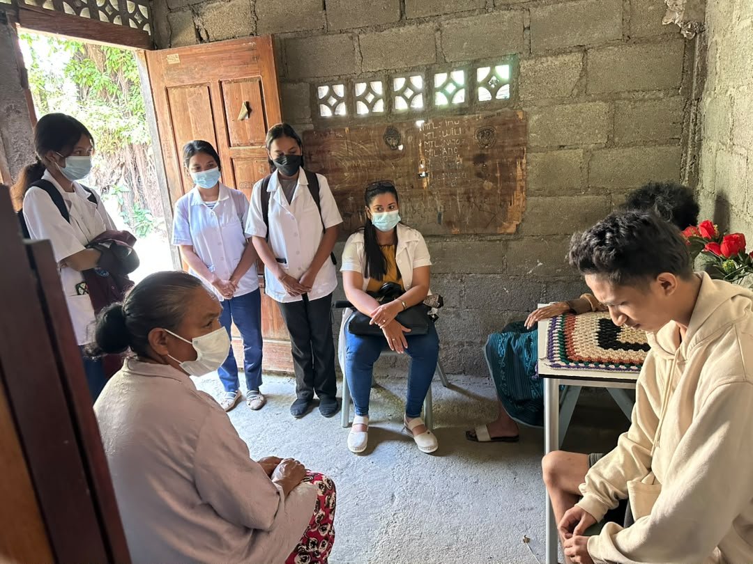cubacooperatlap's tweet photo. La Dra. Dailin Almaguer especialista en MGI de la #BMCTL en #APSDili en compañía de los alumnos de la #ESM realiza visita de terreno en la comunidad de Remarck poniendo en práctica los preceptos de la medicina familiar con acciones de promoción y prevención
#CubaCoopera https://t.co/GuMJ78yvFV