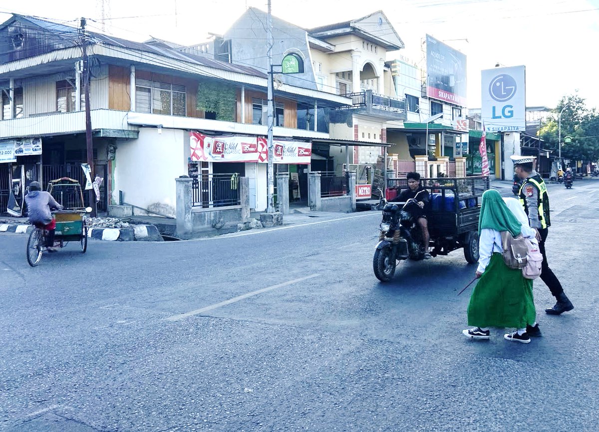 HumasResMajene's tweet photo. MAJENE – Aktivitas masyarakat pada jam sibuk pagi kembali mendapat perhatian khusus dari Satuan Lalu Lintas (Satlantas) Polres Majene melalui pelaksanaan program Commander Wish, Rabu (22/7/2026). https://t.co/TW6pZIBl8z