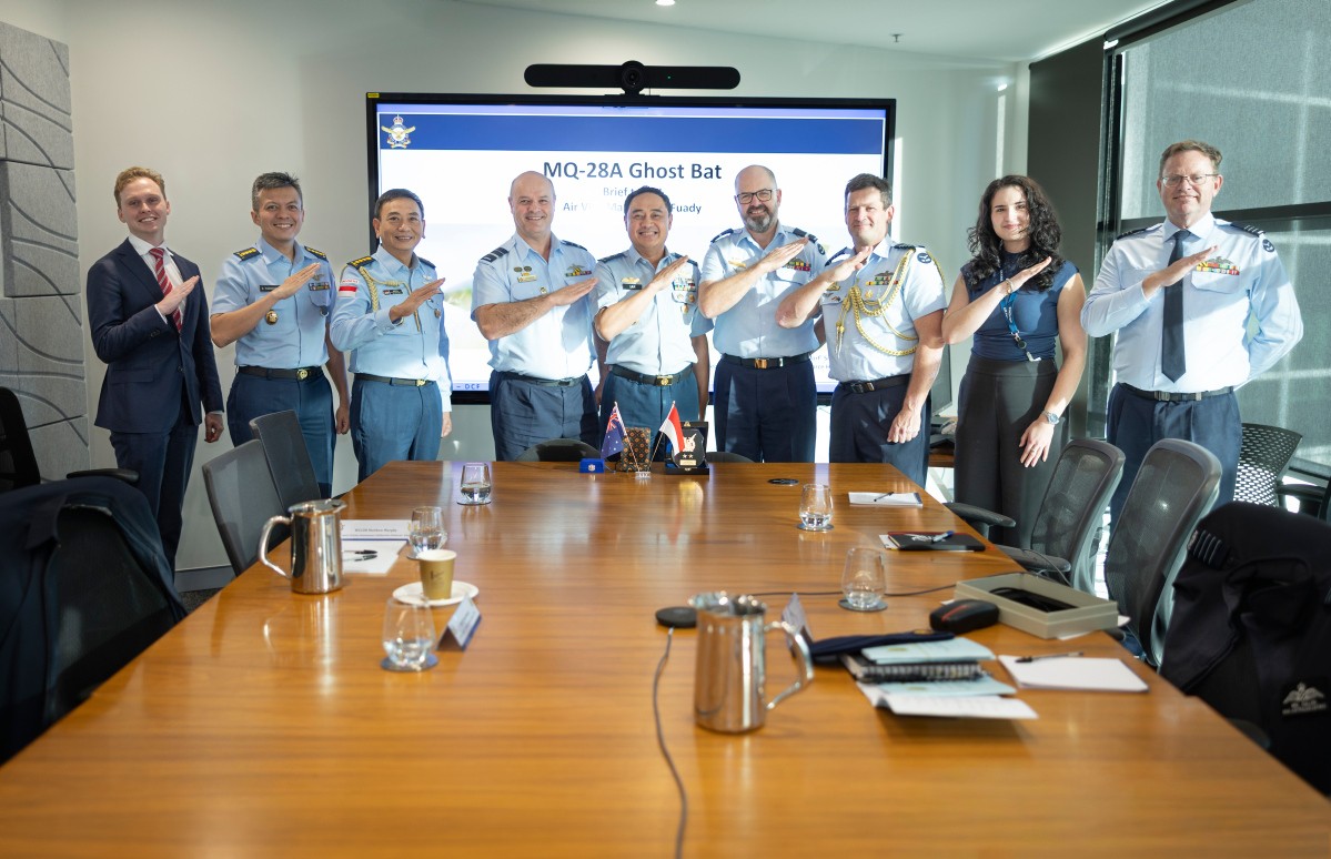 IKAHANid's tweet photo. Asst Perencanaan @_TNIAU (Asrena Kasau) Marsda TNI Ian Fuady bergabung dgn rekan sesama lulusan @acsc_j, Kepala Air Force Capability #RAAF,Marsda Nicholas Hogan & Komandan Joint Force Air Component,Marsma Peter Robinson u/membahas pengembangan kapabilitas & kerja sama di masa dpn https://t.co/9LgKfMEPsv