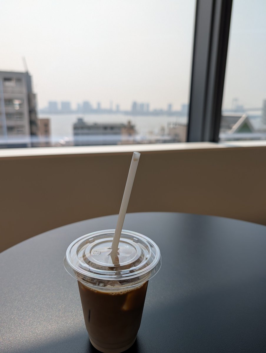 2bewithyou's tweet photo. 帯状疱疹ワクチンを打ちに来たら、クリニックのそばにこんな素敵カフェが！
水辺の風景は一瞬たりとも同じ表情を見せないので、つい時間を忘れて見入ってしまう。
カフェラテでしばしのんびり。

#木漏れ日のお茶会 https://t.co/pCsyXHOujR