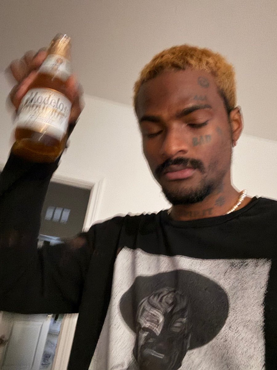 Ryuzopie's tweet photo. Cheers to everyone. Back on X. Let this be a healthy run this time LMAOOOO https://t.co/6NCQOSvKfd