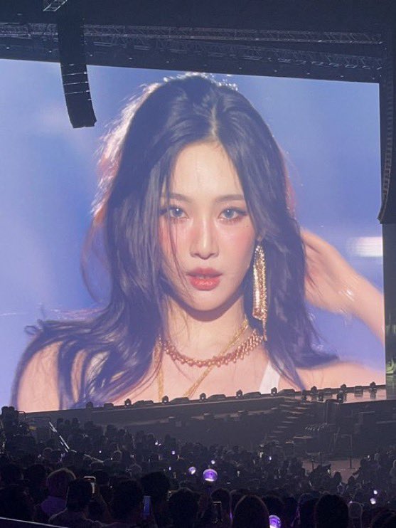 prodningning's tweet photo. the queen of the big screens https://t.co/6xeiR9xEIZ