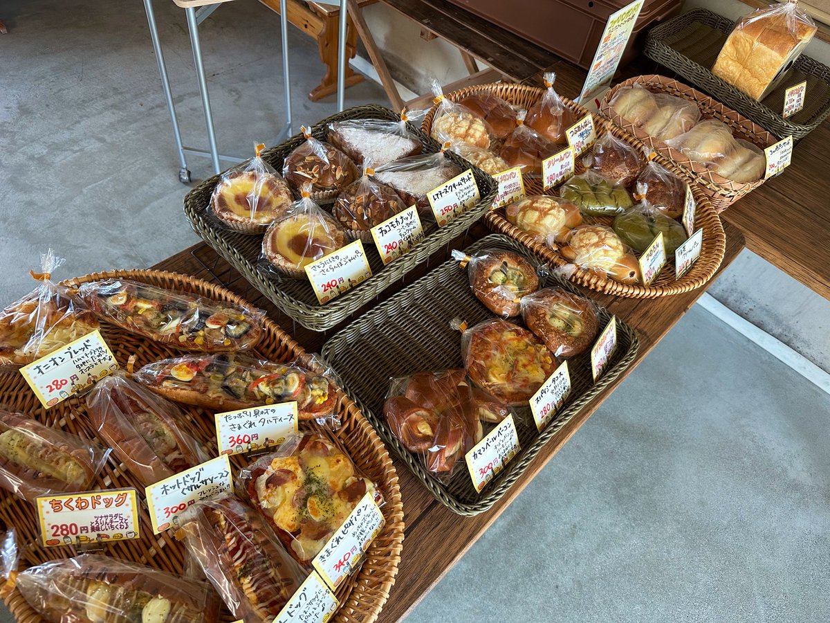 bakeryplatero's tweet photo. こんにちは😊

今日から登場の新作✨️
夏のおやつパン「ひまわりのチョコぱん」🌻
手作りジャムをのせて焼き上げた「佐藤錦のさくらんぼジャムパン」🍒
もりもり具材の「きまぐれタルティーヌ」🥖

しっかり食べて暑さに負けないカラダを作ろう💪🔥

夏休みに行った富士山と忍野八海🗻涼しかったな😊 https://t.co/OH6rm58zh2
