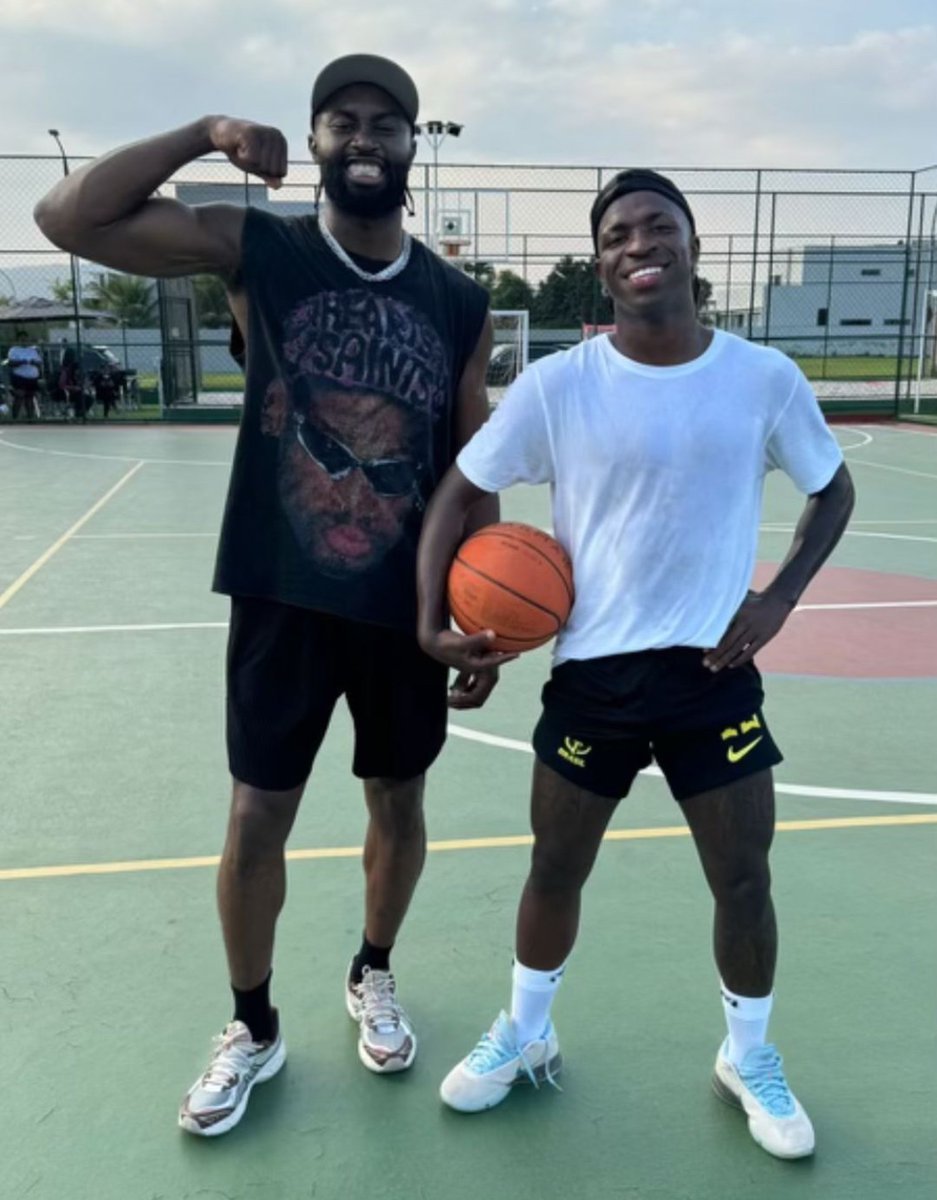 NBAdabad's tweet photo. Pelo tweet em português do Jaylen Brown, pode ser que ele esteja no Brasil de novo.

Em 2024, ele foi pro Rio de Janeiro na mesma época do ano, passou um dia com o Vini Jr, foi a um leilão beneficente e deu um rolê em Niterói. https://t.co/Cboya16DsL
