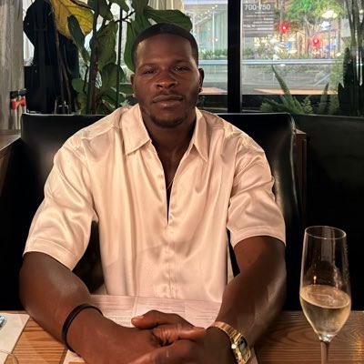 miromanticizzo's tweet photo. why is my twt full of literal beasts talking about other people’s looks https://t.co/EMQ7GH5l2d