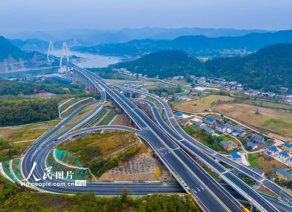 PuebloEnLnea's tweet photo. La longitud de las #autopistas de China ha aumentado a 199.000 kilómetros durante el período del XIV Plan Quinquenal (2021-2025), informó el martes el viceministro de Transporte, Xu Chengguang, en una conferencia de prensa.
#ModernizaciónDeChina https://t.co/DsZ8SVr2Os