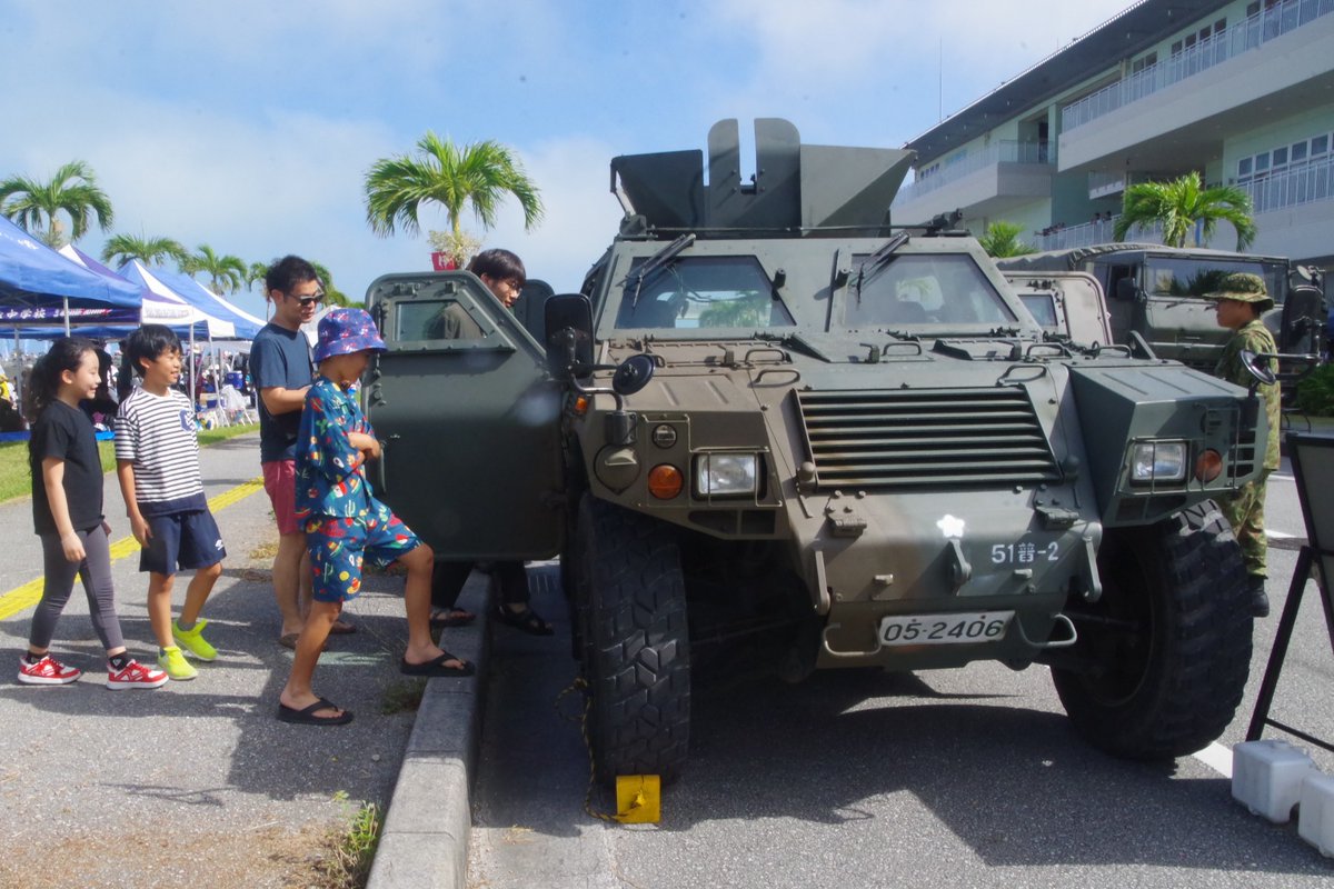 jgsdf_15b_51ir's tweet photo. ハイサイ!!🌺
第51普通科連隊は、7月19日(日)〜20日(月)の間、第19回豊見城ハーリー大会で海上救助及び車両展示を行い、大会の運営に貢献させていただきました。ハーリーレースにも参加し、地域の方々との交流も深めました✊️🔥
#沖縄 #陸上自衛隊 #第15旅団 #第51普通科連隊 #豊見城ハーリー https://t.co/CfokCmrvZd
